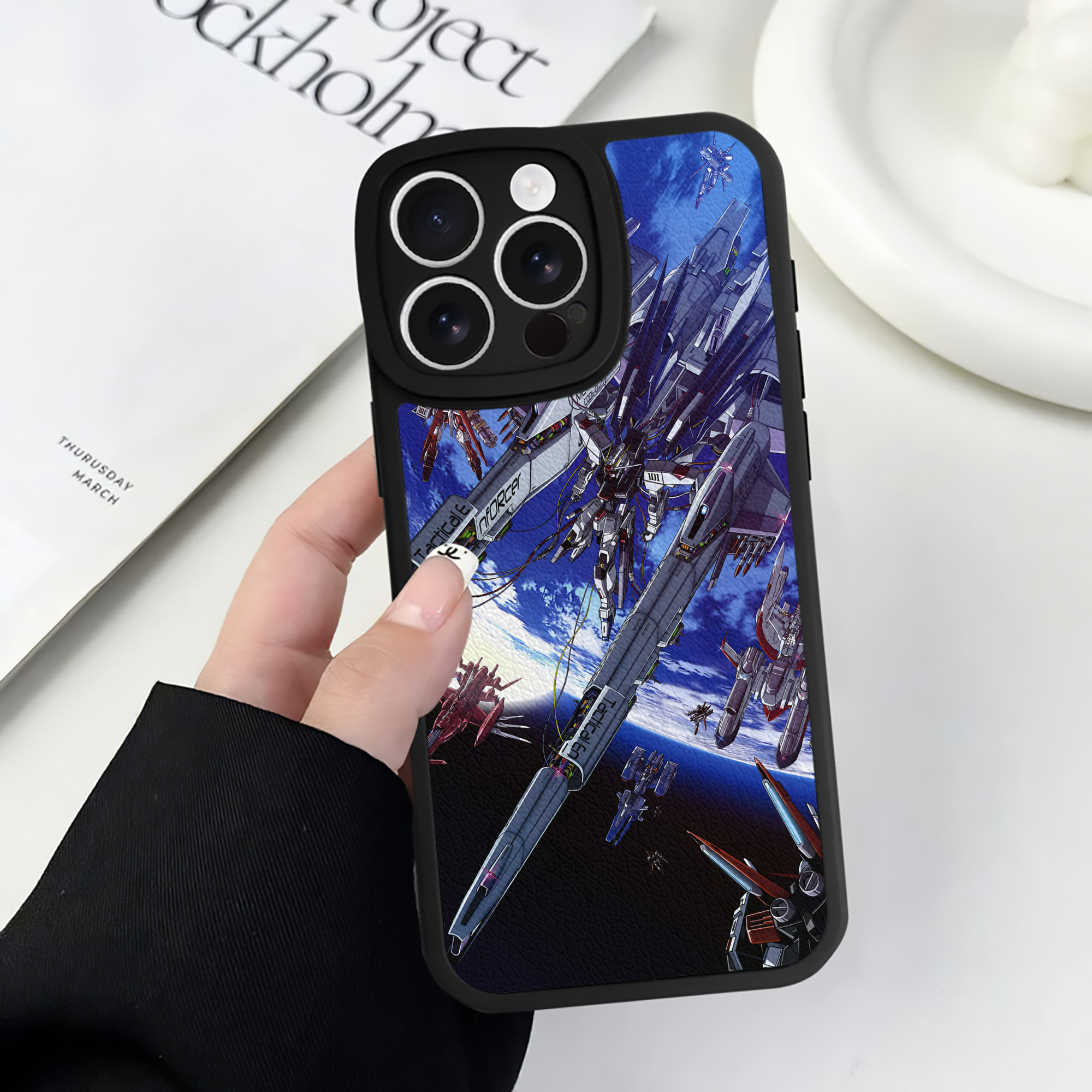 （画像用） 機動戦士ガンダム Mobile Suit Gundam 【iPhone 16シリーズ対応】シリコンスマホケース（レザー調） 材質：シリコン